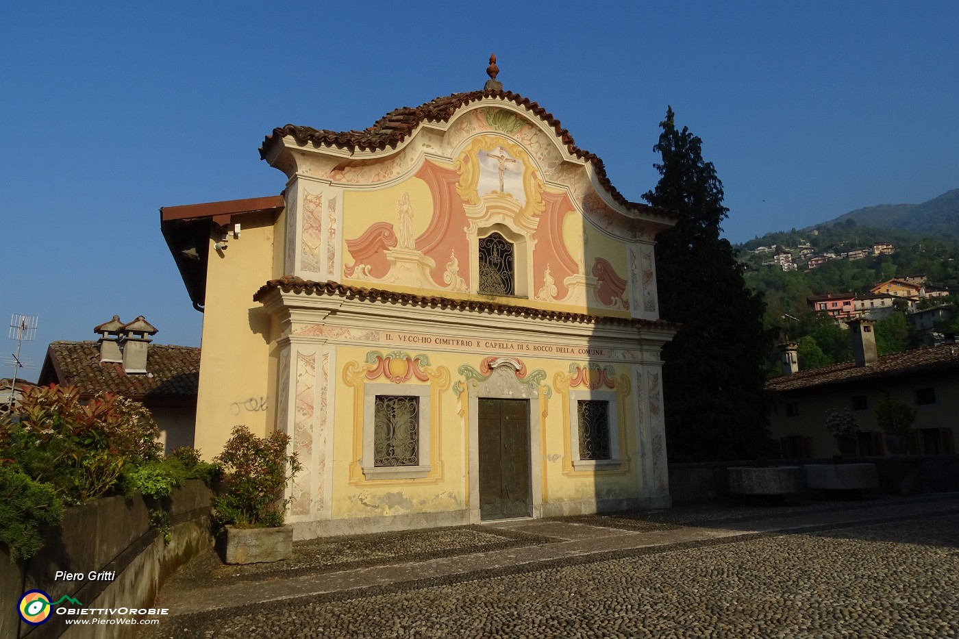 09 Passo sul sagrato accanto al' Vecchio Cimiterio e cappella di San Rocco della Comune'.JPG